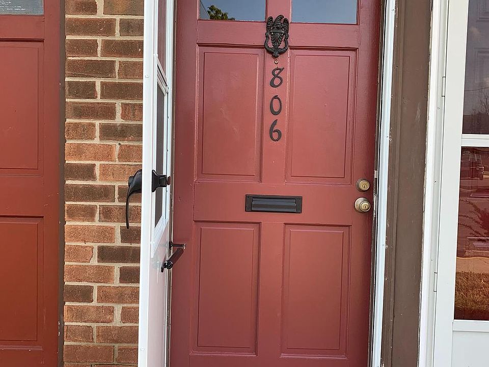 1st image of 806 Henri Ct
