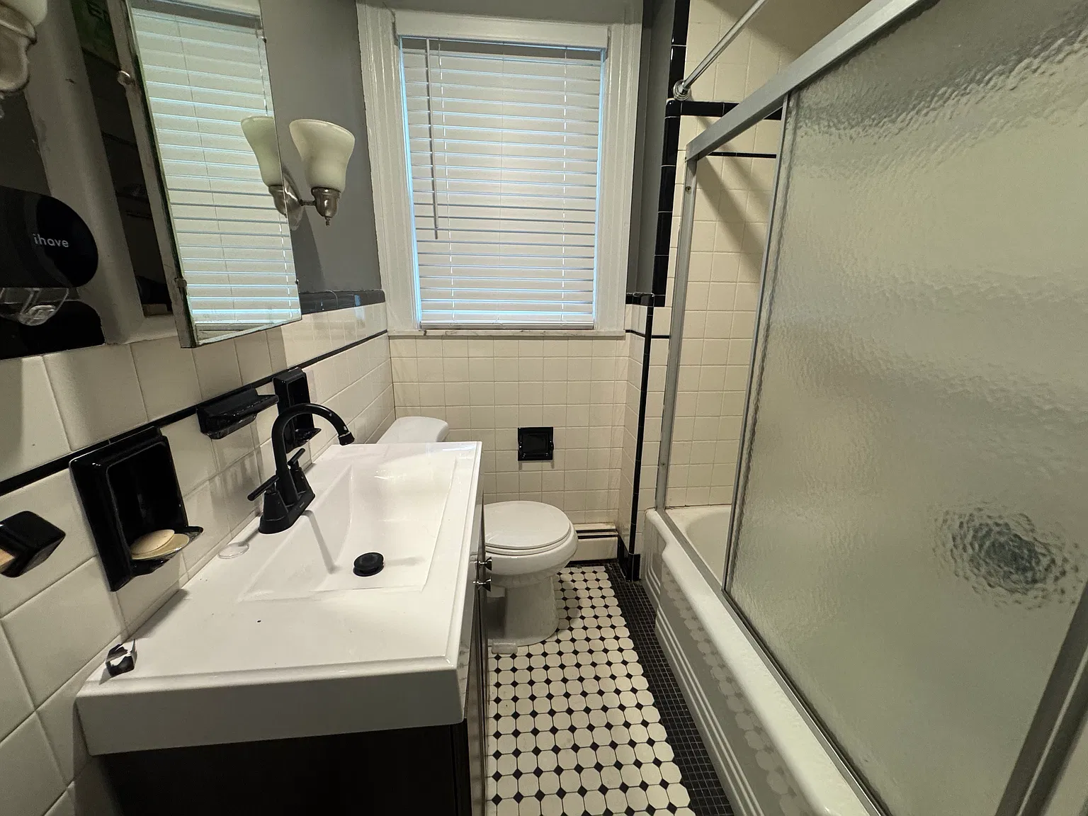 2 bed, 900 sqft, $2,000 — Photo 4