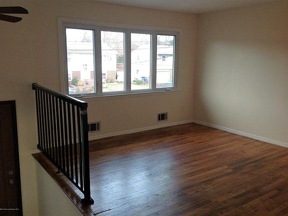 5th image of 63 Rosewood Dr