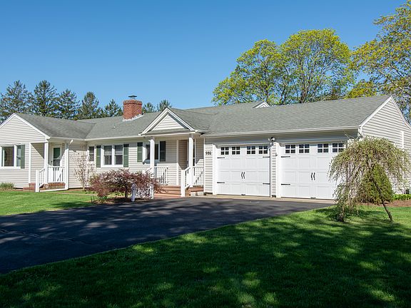 3rd image of 986 Peconic Bay Blvd