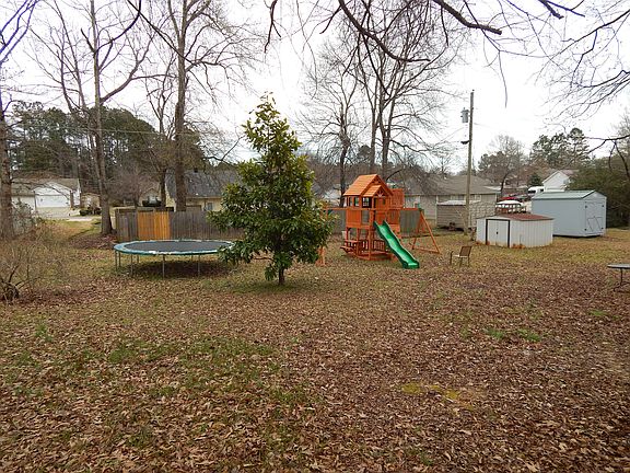 3rd image of 12 White Oak Dr