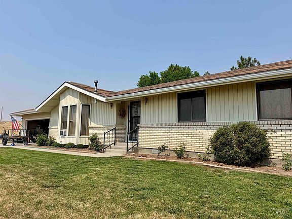 2nd image of 844 Crest Dr