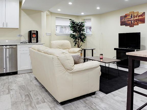 3rd image of 3824 N Kenmore Ave #G