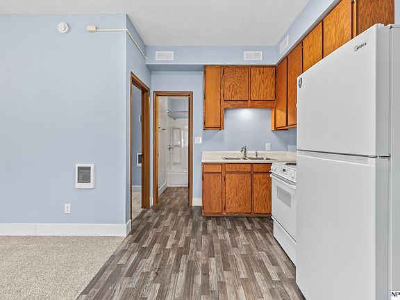 4th image of 408 Main St