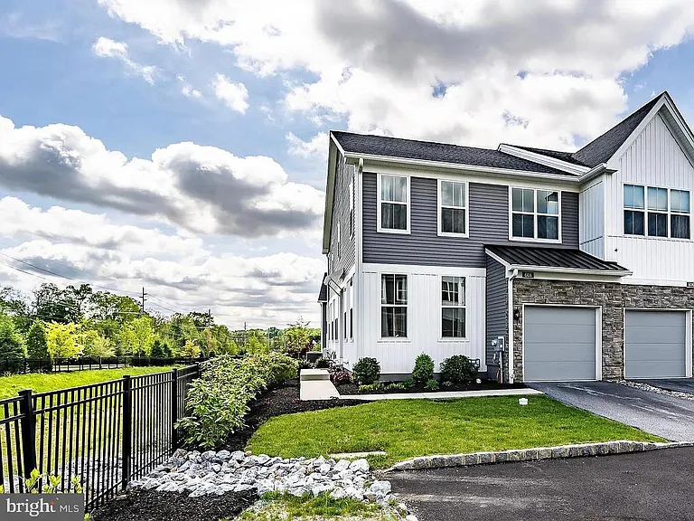 608 Mockernut Ct — Photo 1