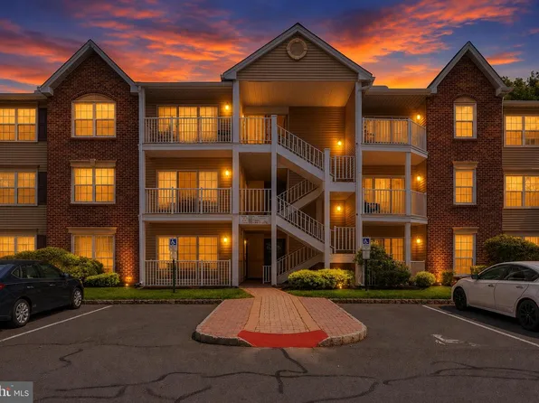 85 Cheverny Ct, Hamilton, NJ 08619