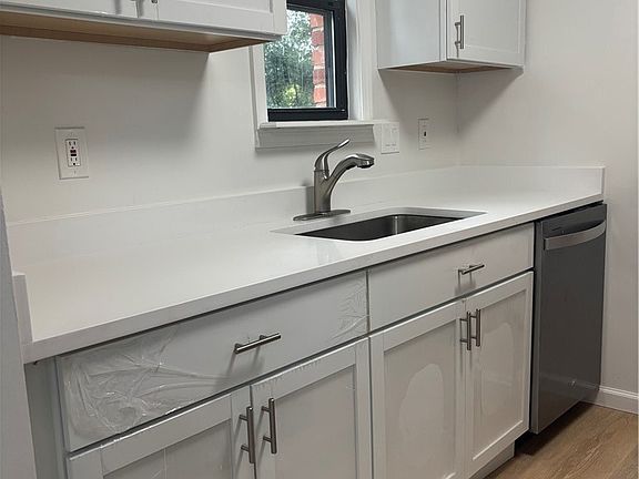 3rd image of 227 Queensberry Ct