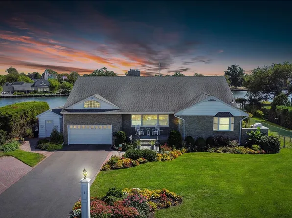 1 Bayside Avenue, Amityville, NY 11701