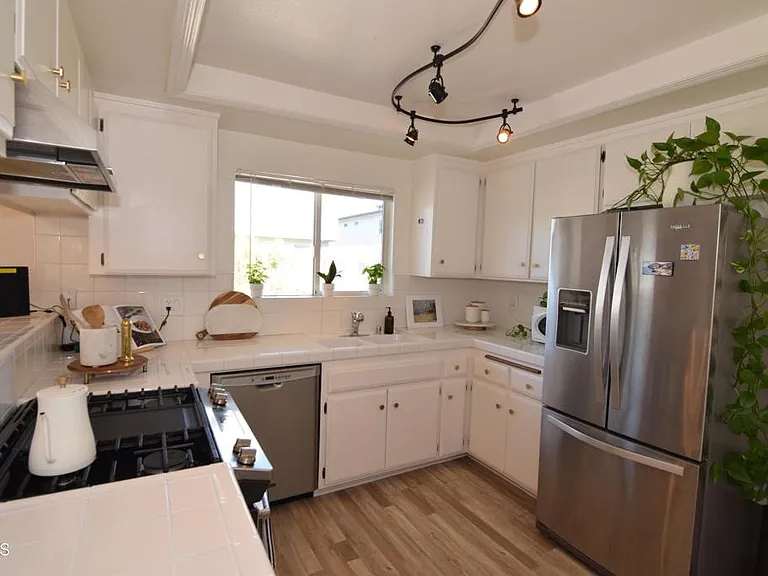 18550 Hatteras St #73 — Photo 7