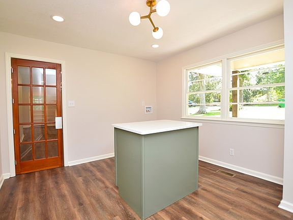 5th image of 2102 Park Ln