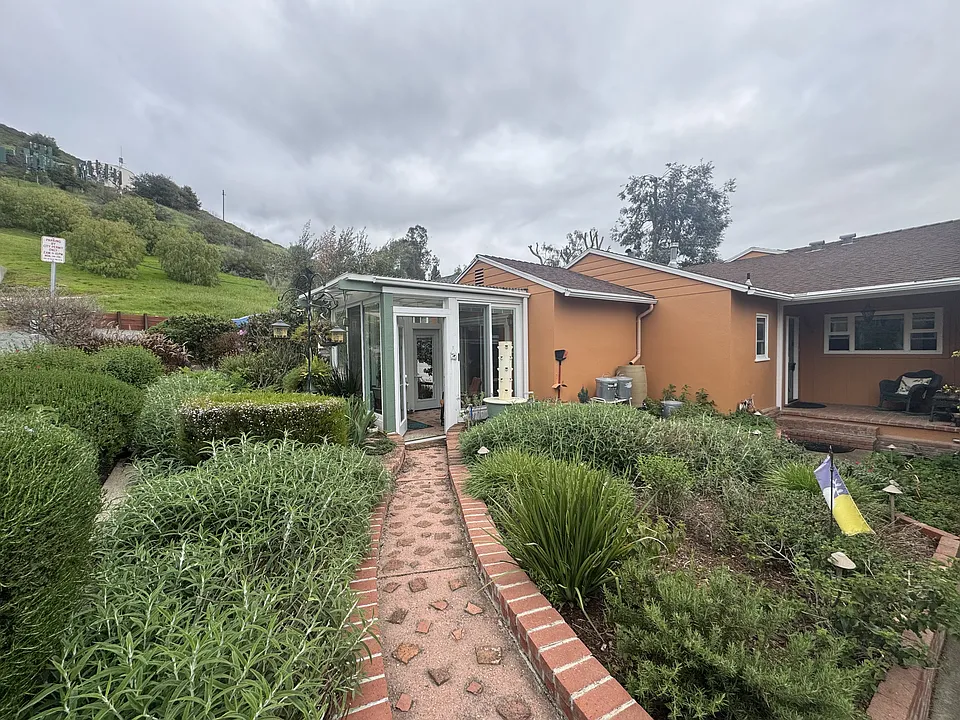 2077 Slack St