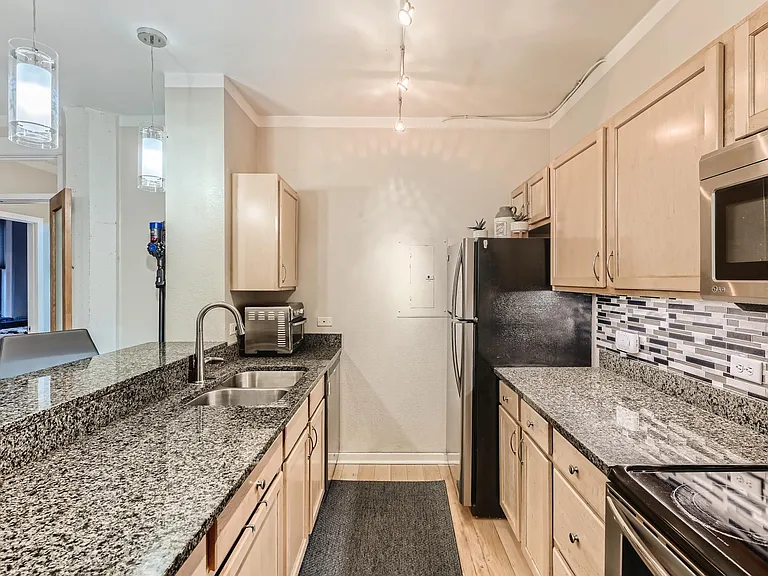 444 17th St #1006 — Photo 3