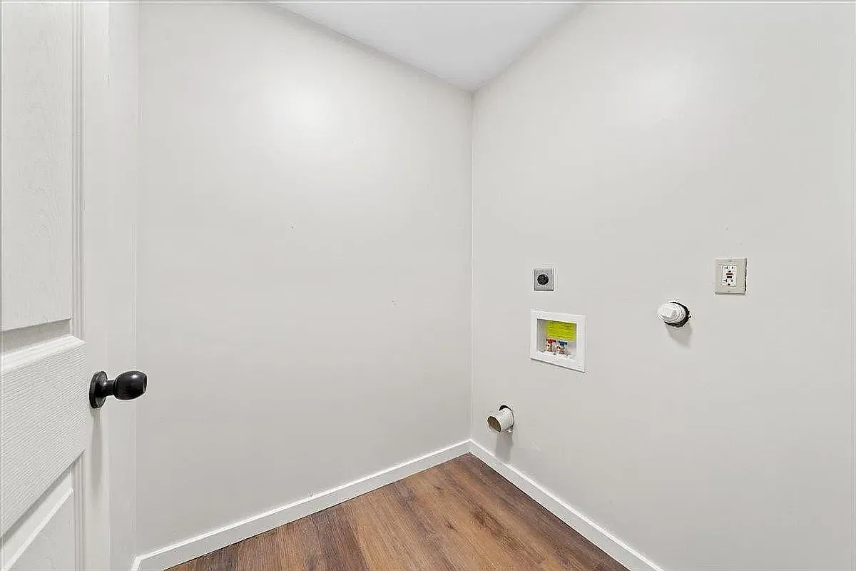 5 bed, 1958 sqft, $2,235 — Photo 4