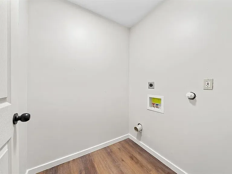 1441 Robin Hood Ln — Photo 4