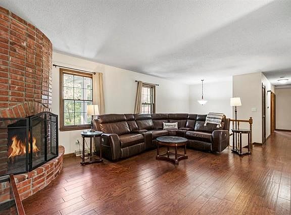 3rd image of 6905 Wildwood Dr