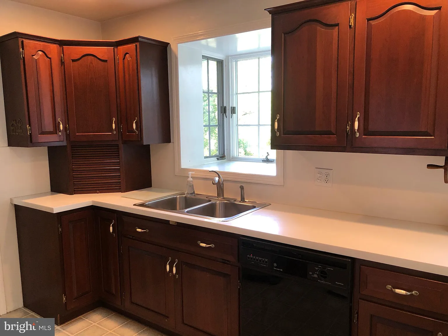 3 bed, 1.5 bath, 2786 sqft, $2,850 — Photo 4