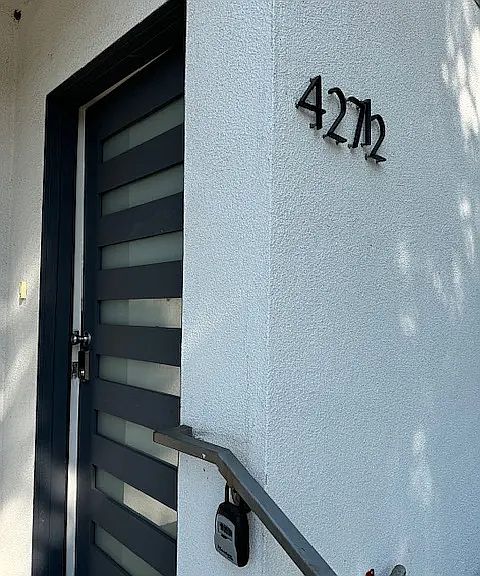 1st image of 427 1/2 N Heliotrope Dr