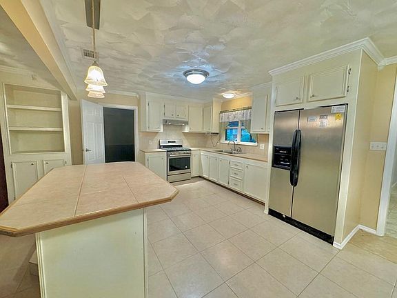 5th image of 1066 Benton Ln