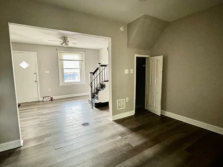 123 N Sickels St — Photo 4