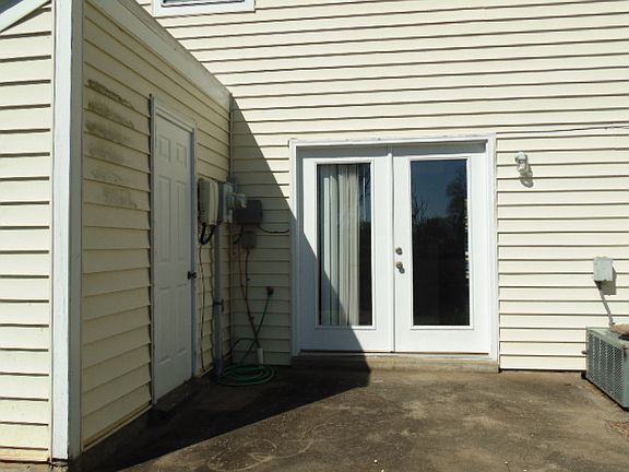 3rd image of 121 Carriage Pl