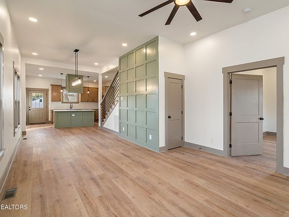 5th image of 814 Banks Ave