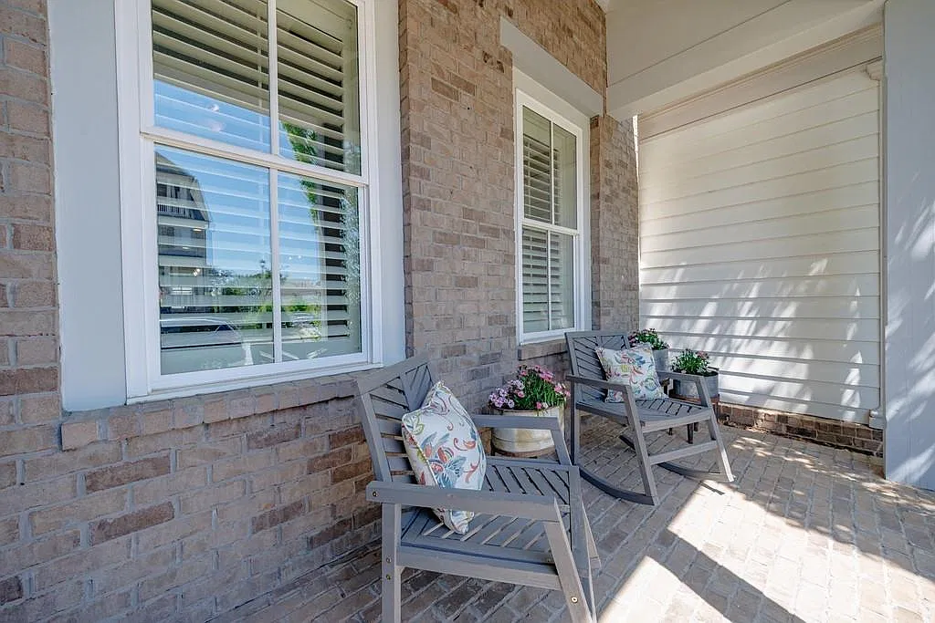 3 bed, 4.0 bath, 2915 sqft, $4,000 — Photo 2