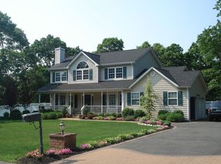 89 Hettys Path, Farmingville, NY 11738