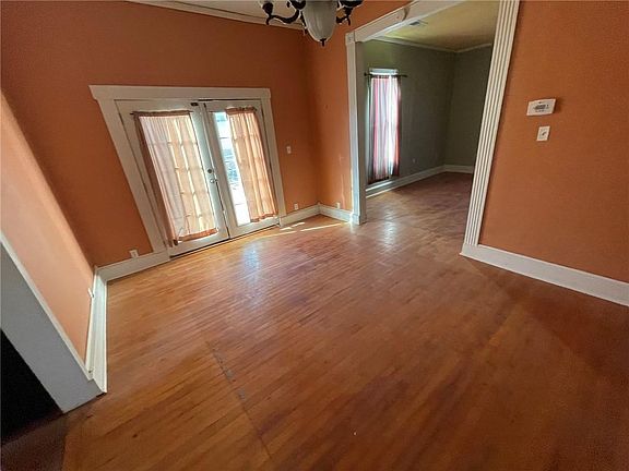 3rd image of 724 E Clinton St