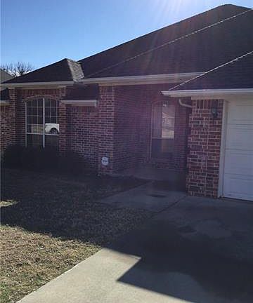 3rd image of 2104 Fair Oaks Dr