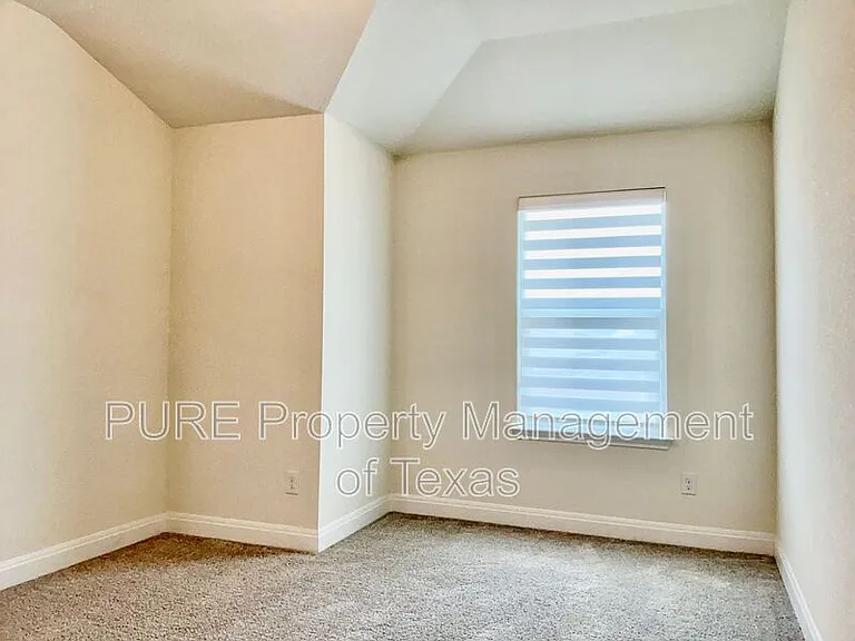 1008 Brenham Ln — Photo 26