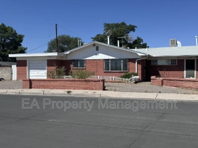 2 bed, 1.0 bath, $1,050 — Photo 2