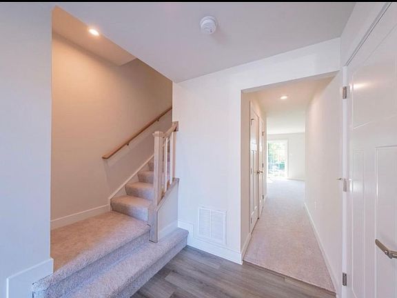4th image of 309 W 20th St