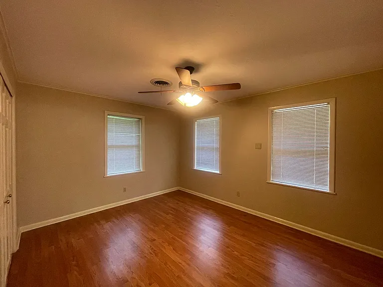 315 E Southfield Rd — Photo 8