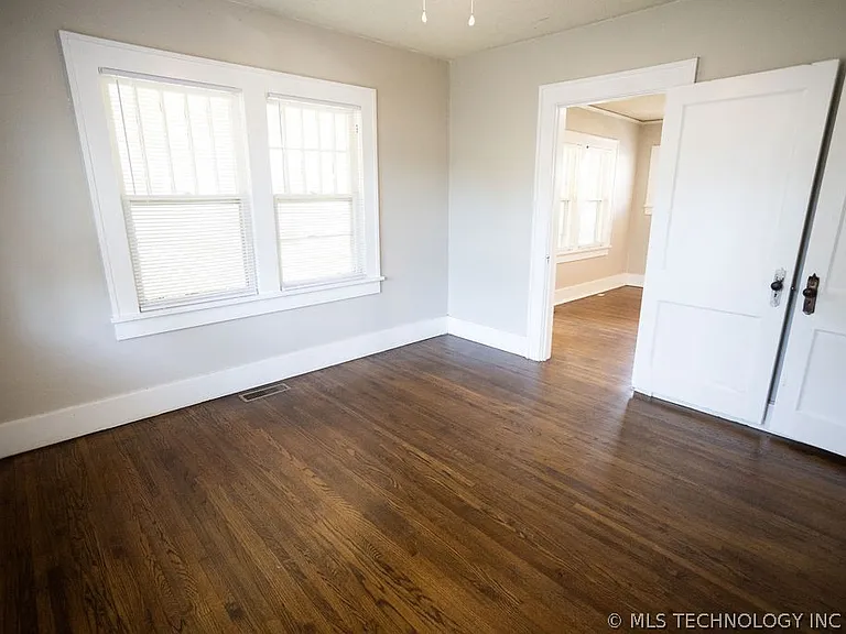 1147 S Florence Ave — Photo 51