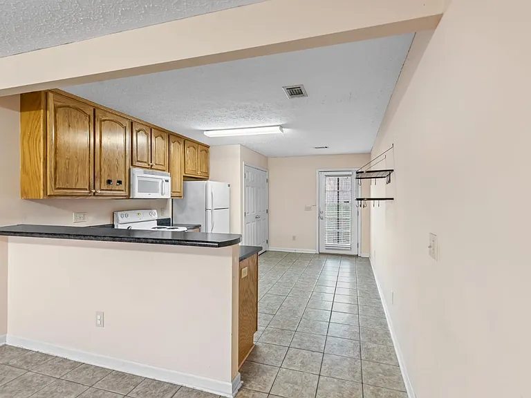690 Ethan Ct — Photo 2