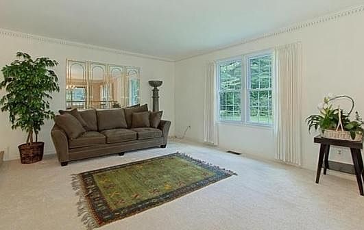 4th image of 9530 Locust Hill Dr