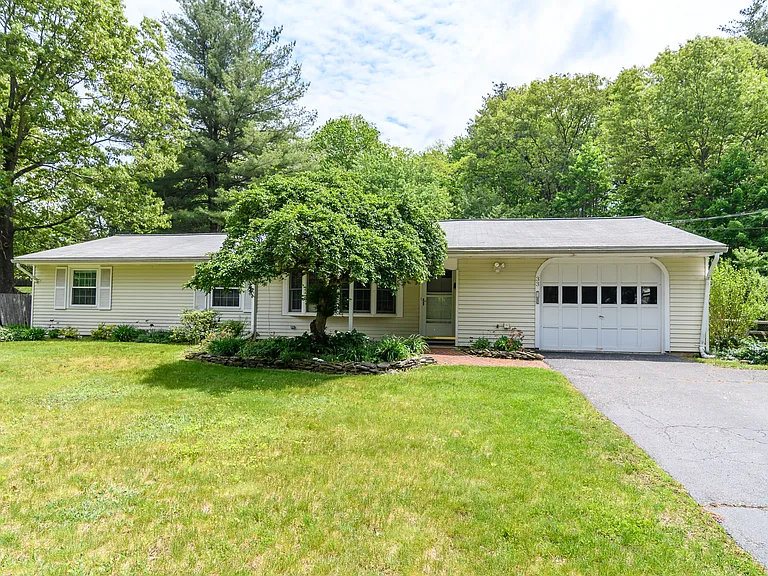 33 Eisenhower Rd — Photo 1