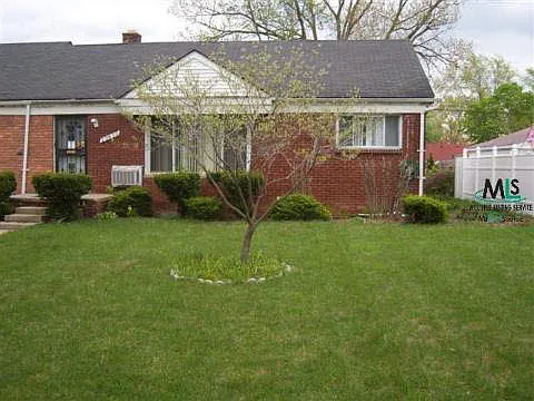 20830 Westhampton St photo 1