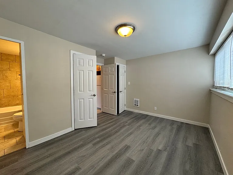 Prime location for walkable living near shops and restaurants! — Photo 7