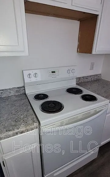 711 N 70th Ter — Photo 15