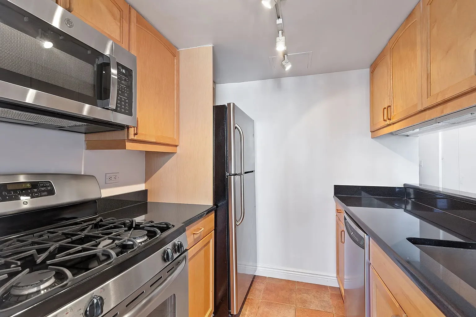 377 Rector Place — Photo 2