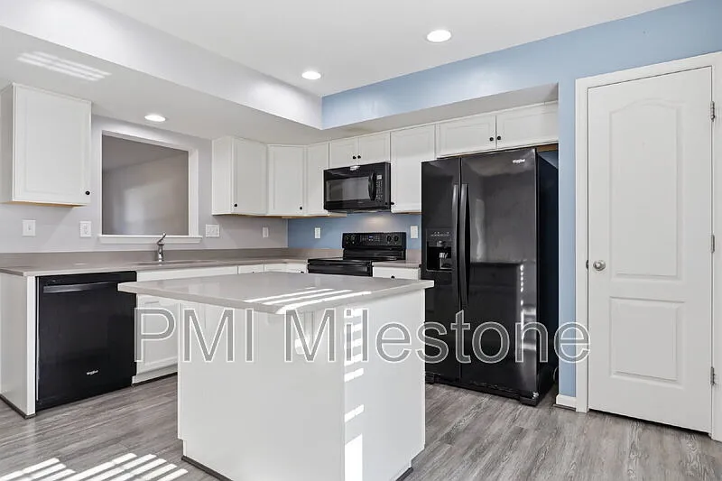 3 bed, 2.5 bath, 1320 sqft, $1,880 — Photo 4