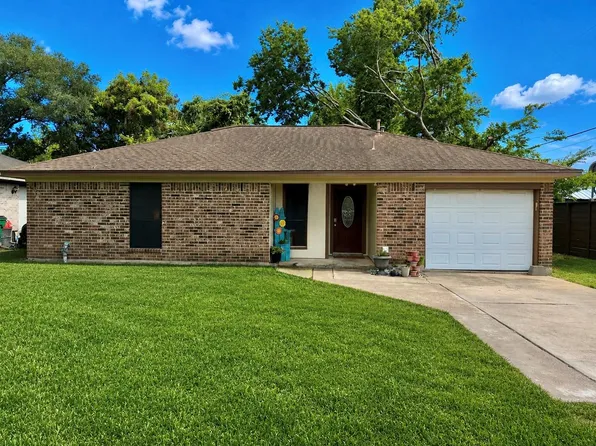 725 E Plum St, Angleton, TX 77515