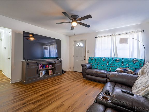 4th image of 807 N Lacy Dr