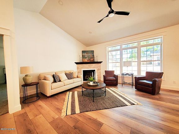 4th image of 266 E Bacon St #4