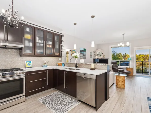 1004 Decosta Pl #3, Esquimalt, BC V9A 6Y3