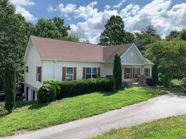 380 Hidden Meadow Dr, Hendersonville, NC 28792