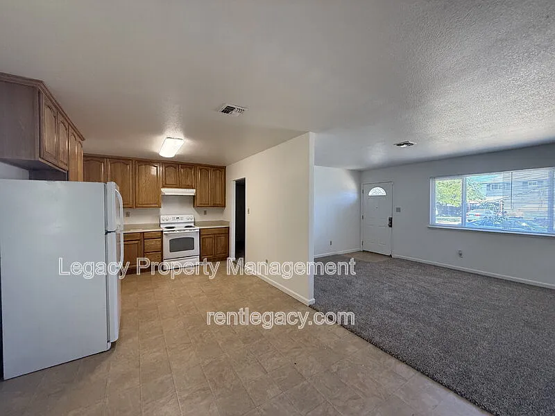 3 bed, 1.0 bath, 958 sqft, $2,095 — Photo 3