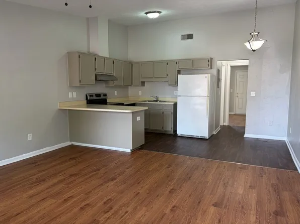 214 White Dr APT F-1, Tallahassee, FL 32304