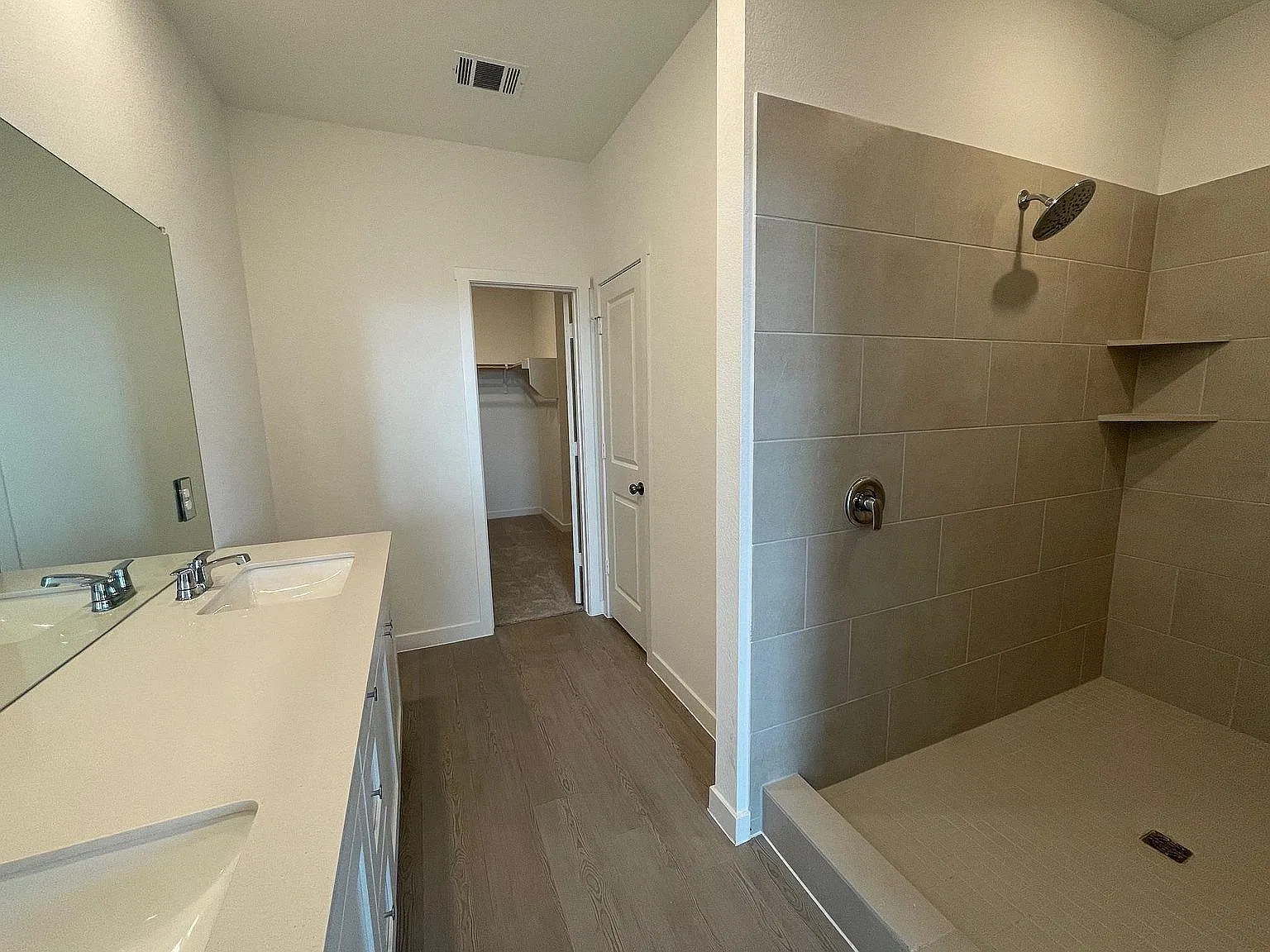 4 bed, 3.0 bath, 2024 sqft, $2,299 — Photo 4